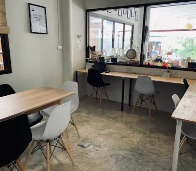 Taoni coworking space with individual desks and communal table